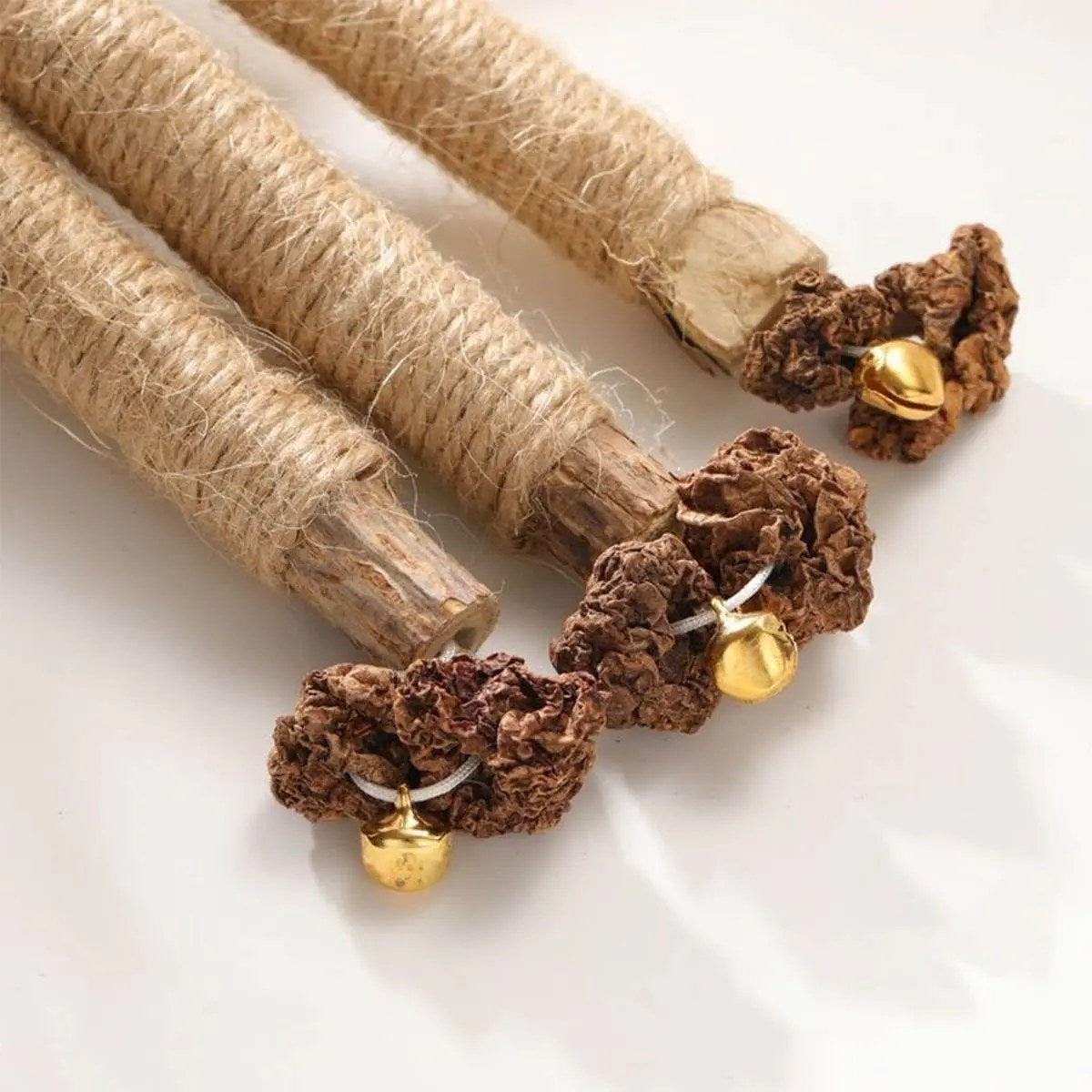 Palitos de matatabi medianos con bolita de fruta y cascabel
